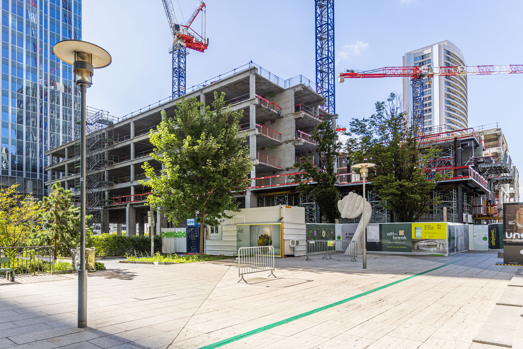 Grues des travaux de construction au milieu des tours de La Défense, Paris.4 - Altiplano_08-2022_PLD_Benedite-Topuz-1